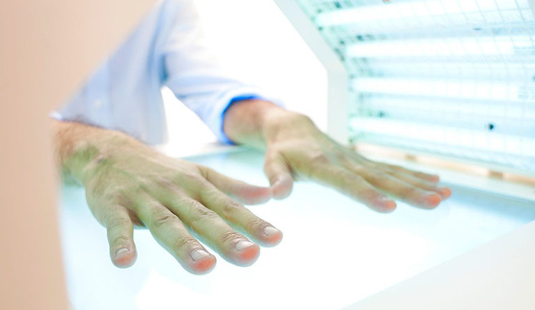 Ứng dụng phương pháp quang trị liệu bằng tia cực tím cho các bệnh ngoài da (Phần 2)
